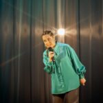 Natalia Valdebenito Instagram - ¿Cuántas se puede ser en una noche? Mañana es el día del Teatro y ¿qué me creo yo que hago lo que quiero en el escenario? Tengo más de lo que merezco tal vez. Honro al teatro con disciplina y rigor. Mi lenguaje es la comedia y puedo hacer otras cosas. Seguro que si. Yo he elegido vivir el teatro desde aquí. Investigar desde aquí. Aportar desde aquí. Navegar procesos creativos. La vida pasando. Lanzarse y manejar el barco. Aquí unas fotos de mi querida @leysofotografia, con quien es siempre un placer de risas y cariño trabajar, y son parte de lo que está pasando en “ESTO ES UN SECRETO” 🤫🔥 ¡un viaje ma ra vi llo so! Mayo está agotado. Para Junio aún hay chance, entradas en @ticketmastercl 😉 Gracias a quienes han ido 🙏🏻🤫😅💜 Se viene anuncio de regiones.