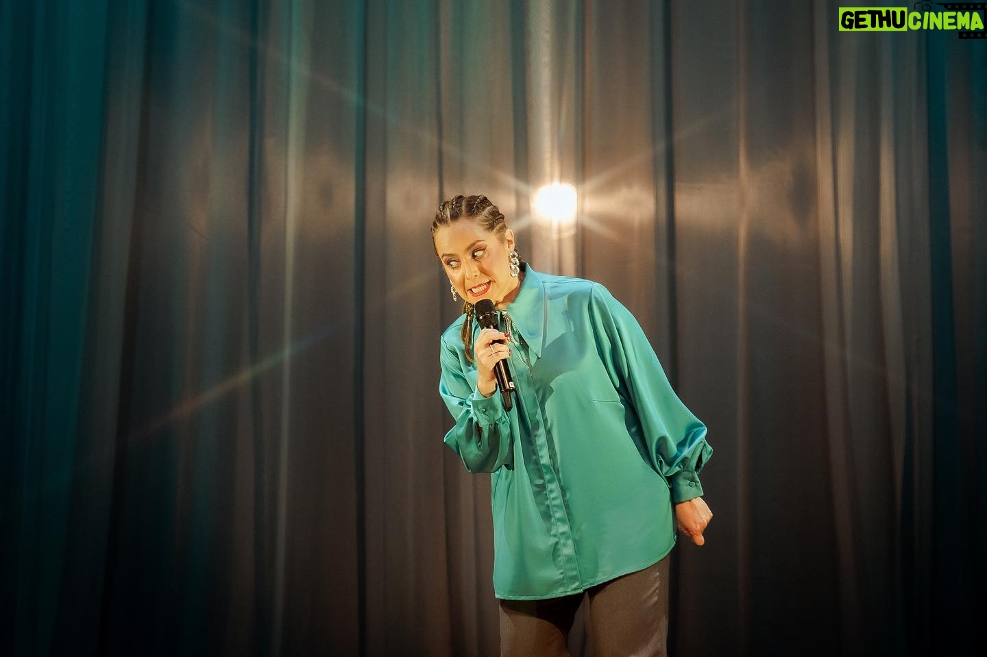 Natalia Valdebenito Instagram - ¿Cuántas se puede ser en una noche? Mañana es el día del Teatro y ¿qué me creo yo que hago lo que quiero en el escenario? Tengo más de lo que merezco tal vez. Honro al teatro con disciplina y rigor. Mi lenguaje es la comedia y puedo hacer otras cosas. Seguro que si. Yo he elegido vivir el teatro desde aquí. Investigar desde aquí. Aportar desde aquí. Navegar procesos creativos. La vida pasando. Lanzarse y manejar el barco. Aquí unas fotos de mi querida @leysofotografia, con quien es siempre un placer de risas y cariño trabajar, y son parte de lo que está pasando en “ESTO ES UN SECRETO” 🤫🔥 ¡un viaje ma ra vi llo so! Mayo está agotado. Para Junio aún hay chance, entradas en @ticketmastercl 😉 Gracias a quienes han ido 🙏🏻🤫😅💜 Se viene anuncio de regiones.