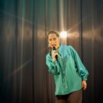 Natalia Valdebenito Instagram – ¿Cuántas se puede ser en una noche?
Mañana es el día del Teatro y ¿qué me creo yo que hago lo que quiero en el escenario? Tengo más de lo que merezco tal vez. Honro al teatro con disciplina y rigor. Mi lenguaje es la comedia y puedo hacer otras cosas. Seguro que si. Yo he elegido vivir el teatro desde aquí. Investigar desde aquí. Aportar desde aquí. Navegar procesos creativos. La vida pasando. Lanzarse y manejar el barco.
Aquí unas fotos de mi querida @leysofotografia, con quien es siempre un placer de risas y cariño trabajar, y son parte de lo que está pasando en “ESTO ES UN SECRETO” 🤫🔥
¡un viaje ma ra vi llo so!
Mayo está agotado. Para Junio aún hay chance, entradas en @ticketmastercl 😉
Gracias a quienes han ido 🙏🏻🤫😅💜
Se viene anuncio de regiones.