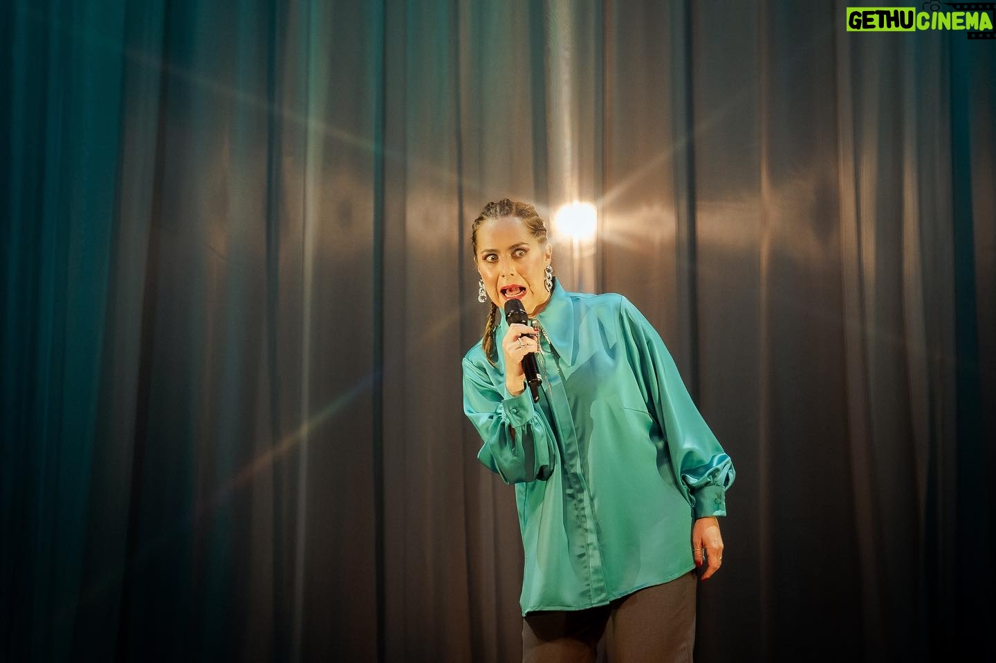 Natalia Valdebenito Instagram - ¿Cuántas se puede ser en una noche? Mañana es el día del Teatro y ¿qué me creo yo que hago lo que quiero en el escenario? Tengo más de lo que merezco tal vez. Honro al teatro con disciplina y rigor. Mi lenguaje es la comedia y puedo hacer otras cosas. Seguro que si. Yo he elegido vivir el teatro desde aquí. Investigar desde aquí. Aportar desde aquí. Navegar procesos creativos. La vida pasando. Lanzarse y manejar el barco. Aquí unas fotos de mi querida @leysofotografia, con quien es siempre un placer de risas y cariño trabajar, y son parte de lo que está pasando en “ESTO ES UN SECRETO” 🤫🔥 ¡un viaje ma ra vi llo so! Mayo está agotado. Para Junio aún hay chance, entradas en @ticketmastercl 😉 Gracias a quienes han ido 🙏🏻🤫😅💜 Se viene anuncio de regiones.