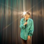 Natalia Valdebenito Instagram - ¿Cuántas se puede ser en una noche? Mañana es el día del Teatro y ¿qué me creo yo que hago lo que quiero en el escenario? Tengo más de lo que merezco tal vez. Honro al teatro con disciplina y rigor. Mi lenguaje es la comedia y puedo hacer otras cosas. Seguro que si. Yo he elegido vivir el teatro desde aquí. Investigar desde aquí. Aportar desde aquí. Navegar procesos creativos. La vida pasando. Lanzarse y manejar el barco. Aquí unas fotos de mi querida @leysofotografia, con quien es siempre un placer de risas y cariño trabajar, y son parte de lo que está pasando en “ESTO ES UN SECRETO” 🤫🔥 ¡un viaje ma ra vi llo so! Mayo está agotado. Para Junio aún hay chance, entradas en @ticketmastercl 😉 Gracias a quienes han ido 🙏🏻🤫😅💜 Se viene anuncio de regiones.