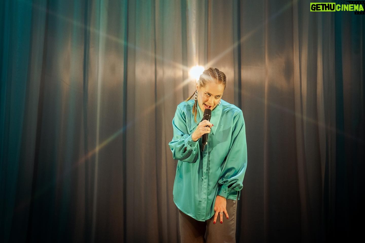 Natalia Valdebenito Instagram - ¿Cuántas se puede ser en una noche? Mañana es el día del Teatro y ¿qué me creo yo que hago lo que quiero en el escenario? Tengo más de lo que merezco tal vez. Honro al teatro con disciplina y rigor. Mi lenguaje es la comedia y puedo hacer otras cosas. Seguro que si. Yo he elegido vivir el teatro desde aquí. Investigar desde aquí. Aportar desde aquí. Navegar procesos creativos. La vida pasando. Lanzarse y manejar el barco. Aquí unas fotos de mi querida @leysofotografia, con quien es siempre un placer de risas y cariño trabajar, y son parte de lo que está pasando en “ESTO ES UN SECRETO” 🤫🔥 ¡un viaje ma ra vi llo so! Mayo está agotado. Para Junio aún hay chance, entradas en @ticketmastercl 😉 Gracias a quienes han ido 🙏🏻🤫😅💜 Se viene anuncio de regiones.