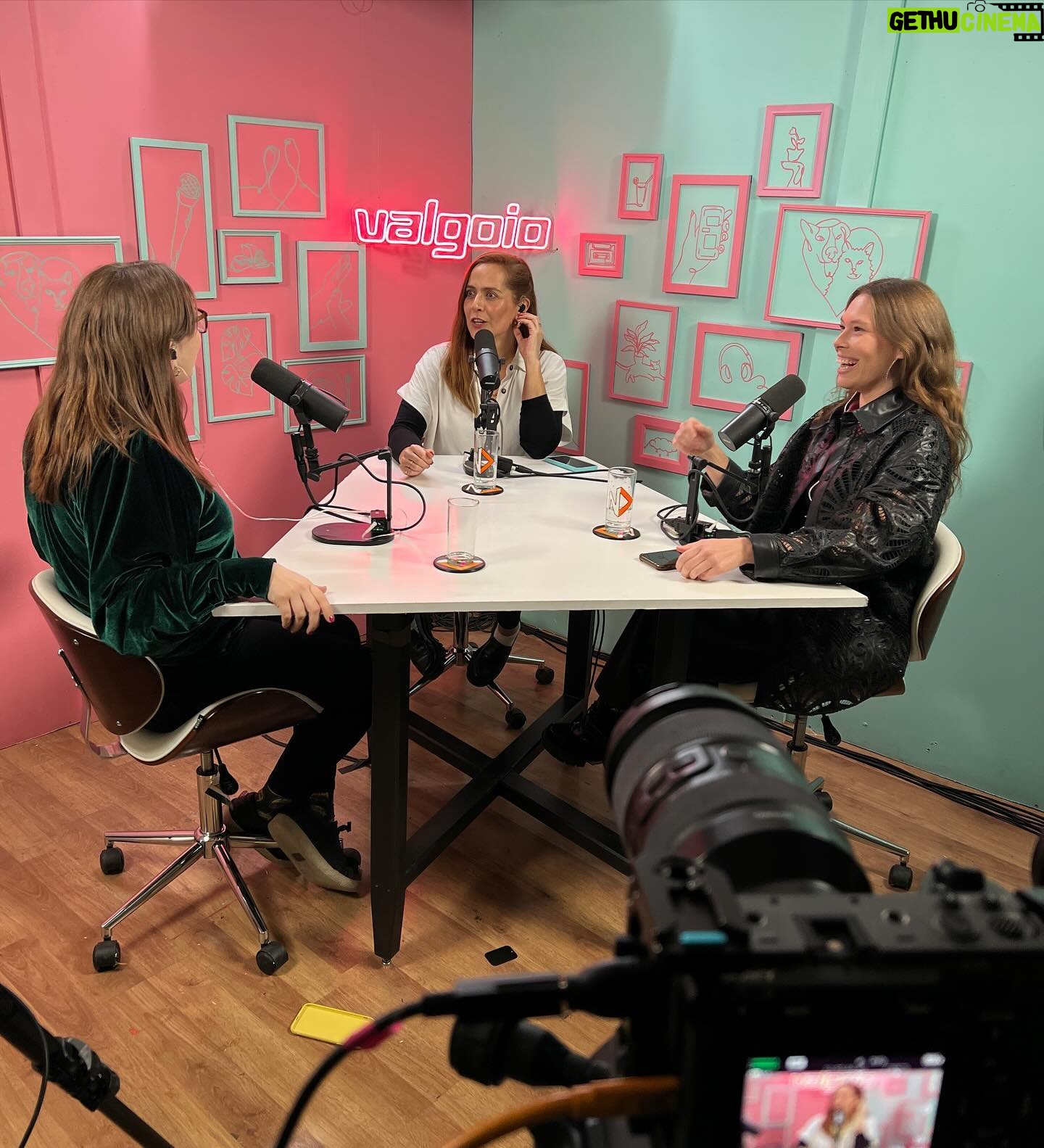 Natalia Valdebenito Instagram - ¿LAS MANIFESTADORAS MÁXIMAS? Dios y la Familia Montaner escucharon nuestras plegarias y la queen de las queens @valdebenitonata vino a sacar el tejido y cahuineamos de lo lindo. Alexandra intentó ocultar sus nervios, el jueves sabrán si lo logró o no🫢.