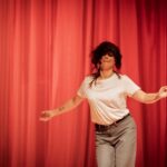 Natalia Valdebenito Instagram - ¿Cuántas se puede ser en una noche? Mañana es el día del Teatro y ¿qué me creo yo que hago lo que quiero en el escenario? Tengo más de lo que merezco tal vez. Honro al teatro con disciplina y rigor. Mi lenguaje es la comedia y puedo hacer otras cosas. Seguro que si. Yo he elegido vivir el teatro desde aquí. Investigar desde aquí. Aportar desde aquí. Navegar procesos creativos. La vida pasando. Lanzarse y manejar el barco. Aquí unas fotos de mi querida @leysofotografia, con quien es siempre un placer de risas y cariño trabajar, y son parte de lo que está pasando en “ESTO ES UN SECRETO” 🤫🔥 ¡un viaje ma ra vi llo so! Mayo está agotado. Para Junio aún hay chance, entradas en @ticketmastercl 😉 Gracias a quienes han ido 🙏🏻🤫😅💜 Se viene anuncio de regiones.