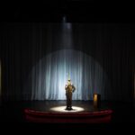 Natalia Valdebenito Instagram - ¿Cuántas se puede ser en una noche? Mañana es el día del Teatro y ¿qué me creo yo que hago lo que quiero en el escenario? Tengo más de lo que merezco tal vez. Honro al teatro con disciplina y rigor. Mi lenguaje es la comedia y puedo hacer otras cosas. Seguro que si. Yo he elegido vivir el teatro desde aquí. Investigar desde aquí. Aportar desde aquí. Navegar procesos creativos. La vida pasando. Lanzarse y manejar el barco. Aquí unas fotos de mi querida @leysofotografia, con quien es siempre un placer de risas y cariño trabajar, y son parte de lo que está pasando en “ESTO ES UN SECRETO” 🤫🔥 ¡un viaje ma ra vi llo so! Mayo está agotado. Para Junio aún hay chance, entradas en @ticketmastercl 😉 Gracias a quienes han ido 🙏🏻🤫😅💜 Se viene anuncio de regiones.