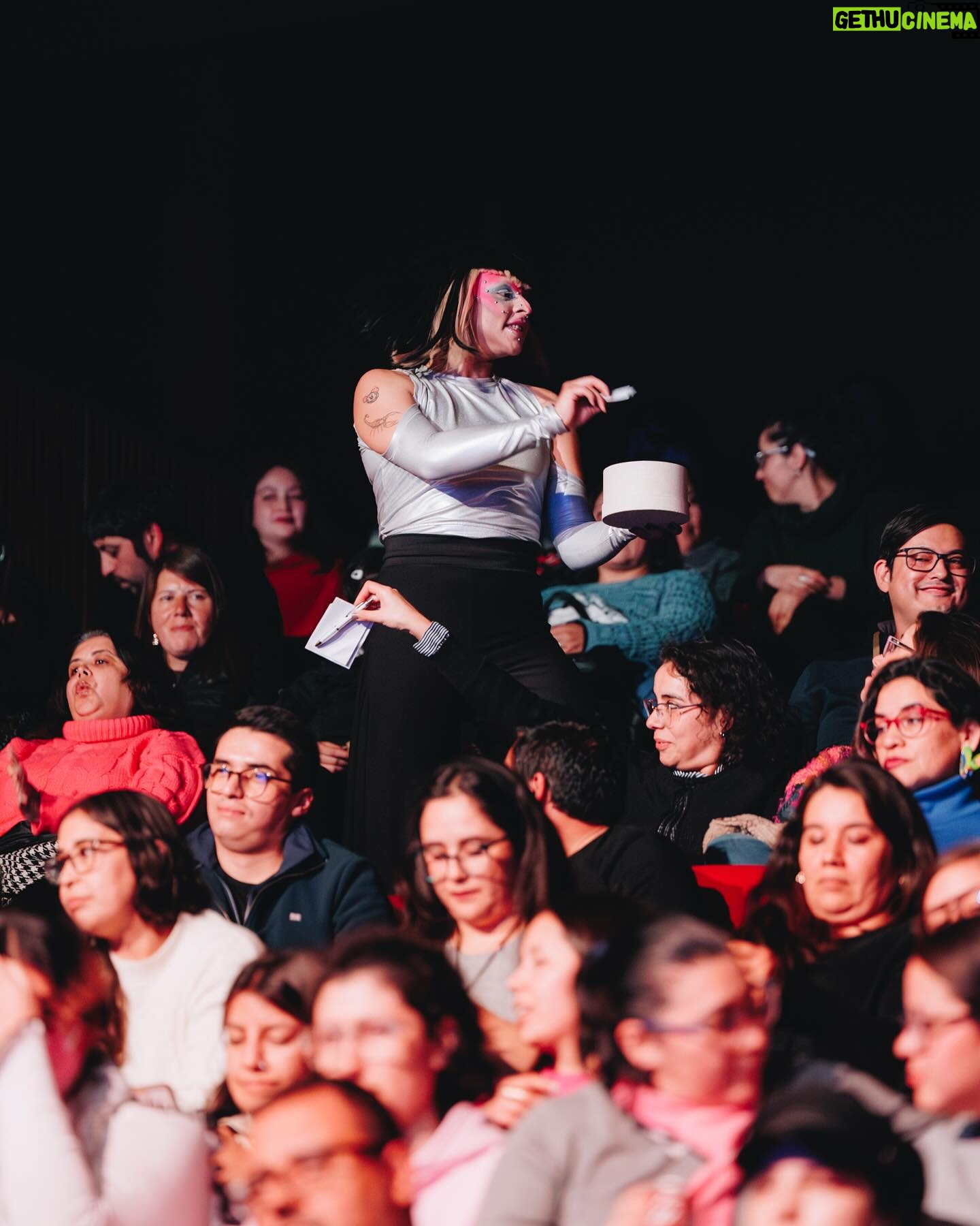 Natalia Valdebenito Instagram - Nuestro amigo @garygophoto fue a hacer su arte de fotografía a “ESTO ES UN SECRETO”. Son miles de fotos y todas merecen ser compartidas porque están muy buenas 🙌🏻📸 Gracias. ¡¡¡Últimas funciones en Stgo!!! Junio: 5/6. 20/27 20 hrs. Entradas en @ticketmastercl (Anuncio de regiones este viernes …) Aquí está el equipo. @lucianofrancino Productor General. @segonzalezg Produccion. @handra actriz - coreógrafa. @paulamagnetica actriz - coreógrafa. @nataliamunoz_v Maquillaje y Pelo. @mauricioavilaa Iluminación. @ro_carrasco_ técnico escenario -(experto en tarima) @alvaro_aranda Productor Técnico. @barlitro Músico. Gracias a la energía y talento de este equipo es posible hacer este hermoso y exigente trabajo. 🙌🏻🥹💜 Gracias publico. Un honor actuar para ustedes. ♥️