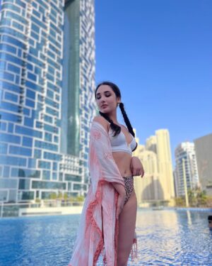 Natálie Grossová Instagram - Venku je tak příšerná zima, že vám sem hodím něco trochu teplejšího🔥🏝️🤍 DUBAI 2023 #nenadelasnic #out #natally