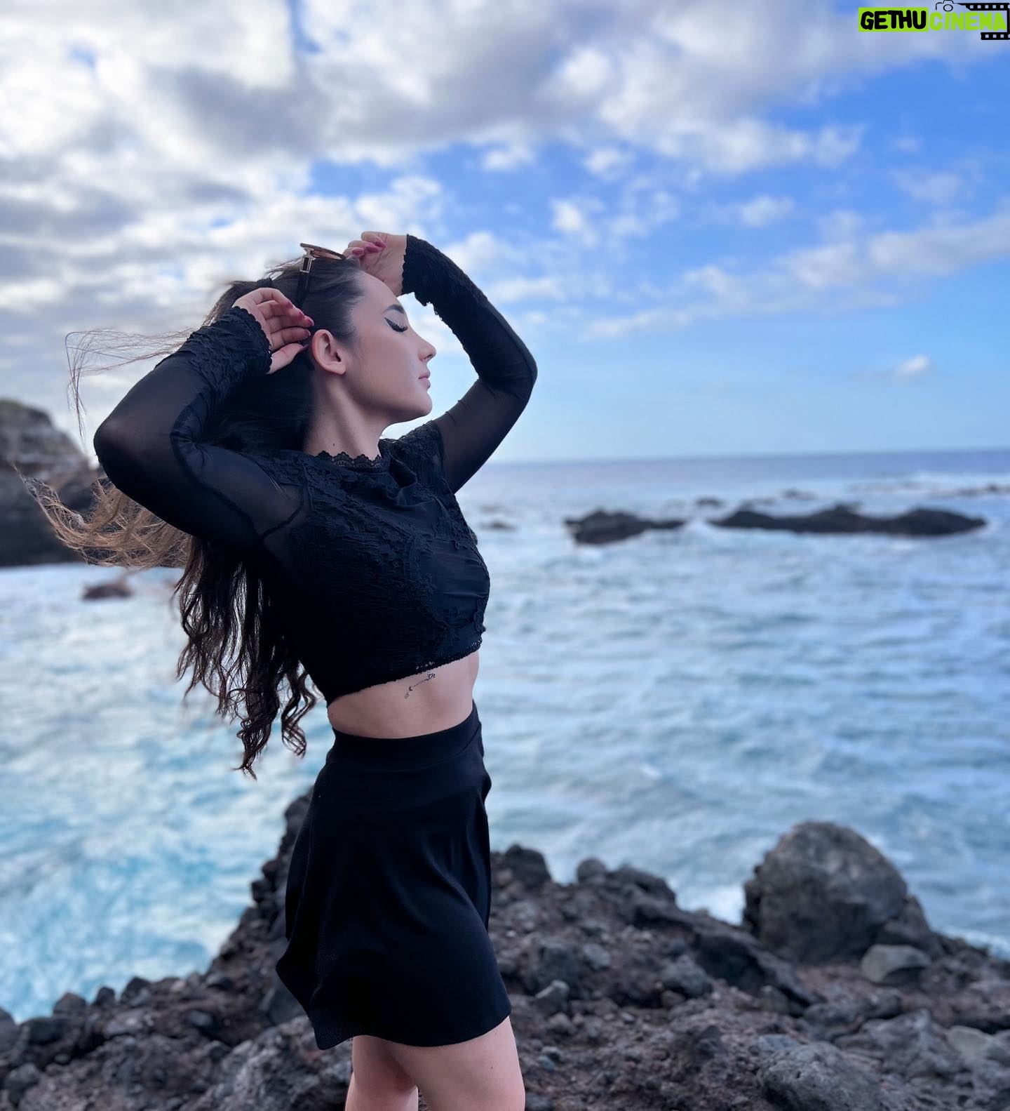 Natálie Grossová - 1.5K Likes - Wildness of the ocean waves🌊