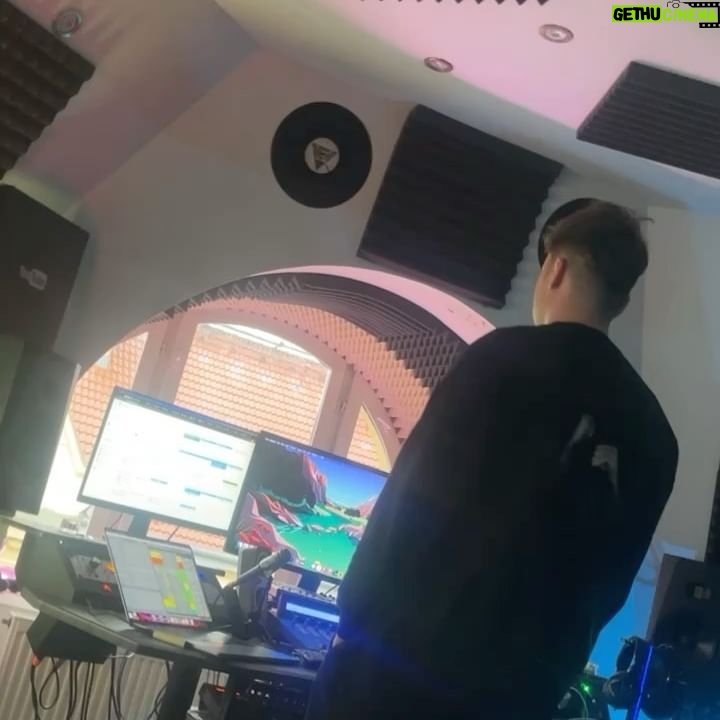 Natálie Grossová - 1.6K Likes - SUMMER MOOD ON🫡
1. Dubai
2. Studio (veelmi brzy nov song👀)
3. 🧸✨
4. @voy_re a jeho tuleň🦭(nemáš zač😚) 😂
5. Prague
6. Somewhere enjoying summer nights✨