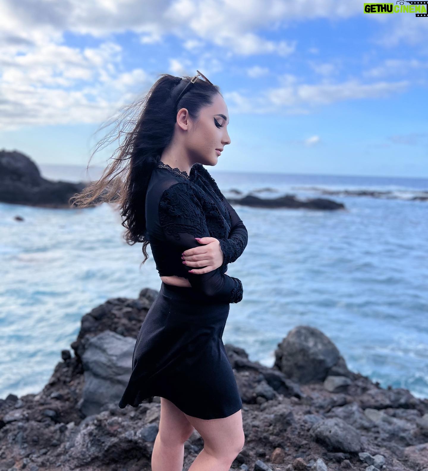 Natálie Grossová - 1.5K Likes - Wildness of the ocean waves🌊
