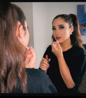 Natálie Grossová Instagram - 🦋WONDERLAND🦋4.8.!!
#behindthescenes
•
•
•
Makeup by: @natalka_michalikovaa