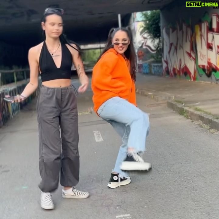 Natálie Grossová - 1.8K Likes - Thank you guyss za podporu a za zhlédnutí/poslechy nového songu Ti To🙏🏻moc si toho vážím a i vám haterům děkuji, protože to k tomu prostě patří. Tady máte pár blbůstek z natáčení👆🏻🤪🔥 (klip na YouTube kanále-NATALLY TI TO)