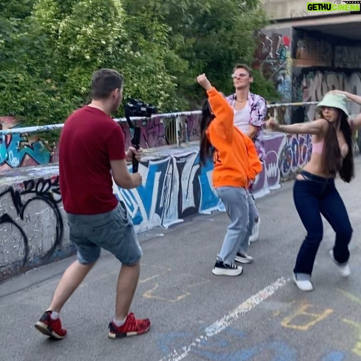 Natálie Grossová - 1.8K Likes - Thank you guyss za podporu a za zhlédnutí/poslechy nového songu Ti To🙏🏻moc si toho vážím a i vám haterům děkuji, protože to k tomu prostě patří. Tady máte pár blbůstek z natáčení👆🏻🤪🔥 (klip na YouTube kanále-NATALLY TI TO)