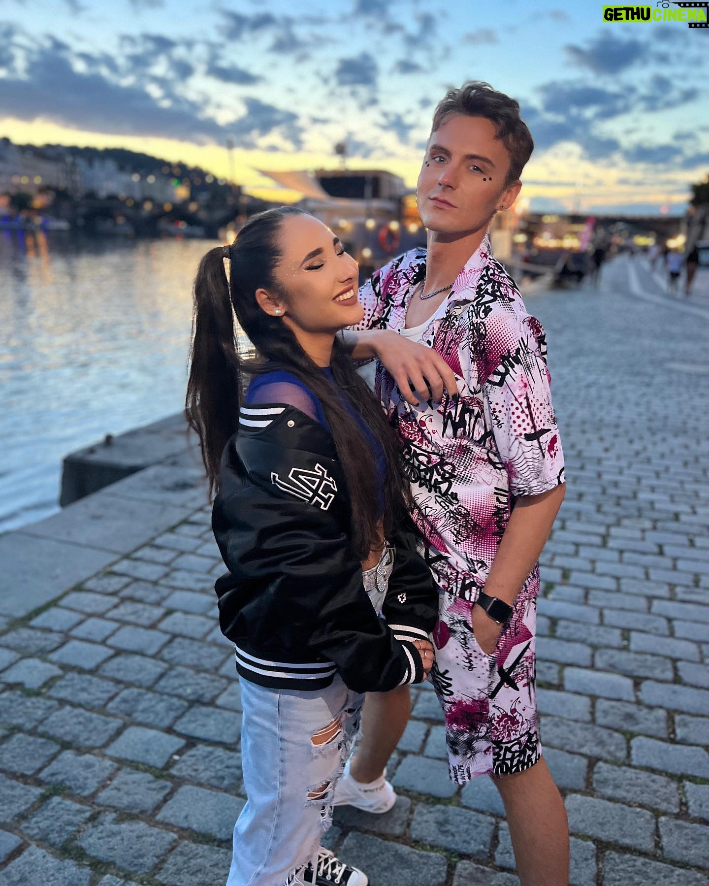 Natálie Grossová - 1.8K Likes - Thank you guyss za podporu a za zhlédnutí/poslechy nového songu Ti To🙏🏻moc si toho vážím a i vám haterům děkuji, protože to k tomu prostě patří. Tady máte pár blbůstek z natáčení👆🏻🤪🔥 (klip na YouTube kanále-NATALLY TI TO)
