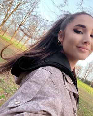 Natálie Grossová Instagram - Krásné Velikonoce💛🐣
Jak já jsem ráda, že už tu máme zase jaro. Hned má člověk s tím sluníčkem lepší náladu🫶🏻tak ho běžte ven pořádně načerpat a užívejte kamarádi🌼