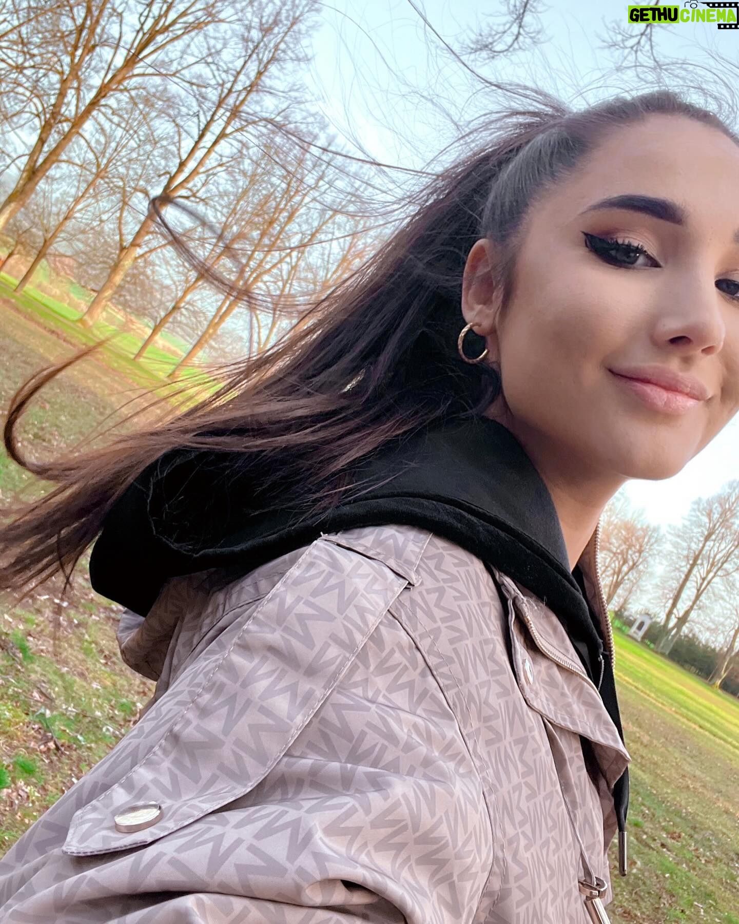 Natálie Grossová - 2.1K Likes - Krásné Velikonoce💛🐣
Jak já jsem ráda, že už tu máme zase jaro. Hned má člověk s tím sluníčkem lepší náladu🫶🏻tak ho běžte ven pořádně načerpat a užívejte kamarádi🌼