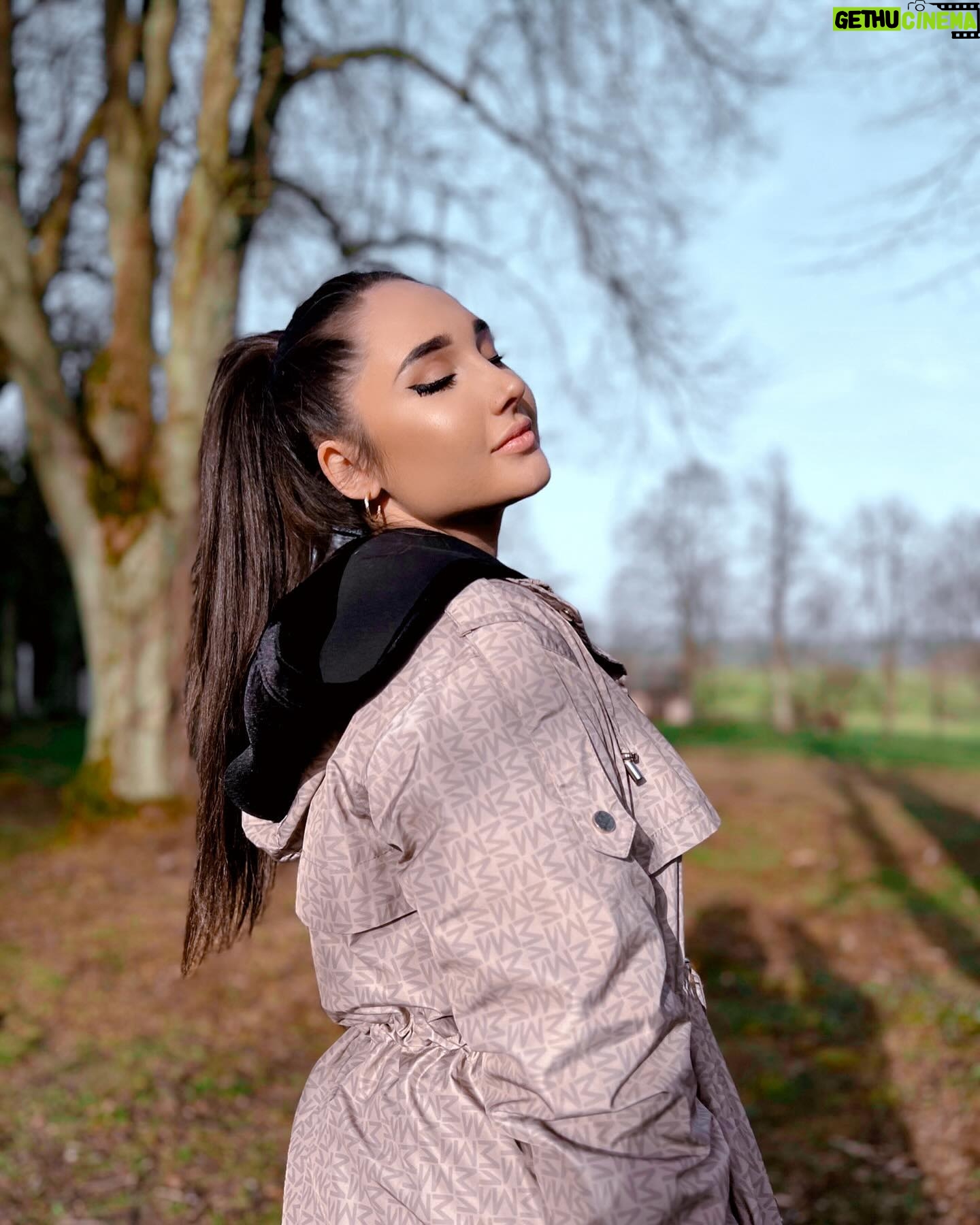 Natálie Grossová - 2.1K Likes - Krásné Velikonoce💛🐣
Jak já jsem ráda, že už tu máme zase jaro. Hned má člověk s tím sluníčkem lepší náladu🫶🏻tak ho běžte ven pořádně načerpat a užívejte kamarádi🌼