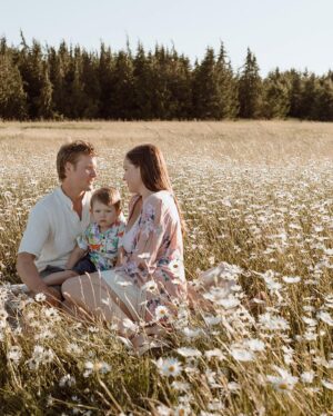 Natalie Krill Instagram - We are so in love with our daisy field photos from @innersolsticephotography 🤍🤍🤍
Kayla captured such sweet, fun and loving moments. 
Time flies by and our little Sami is growing so fast. We are so grateful to have these memories 🤍