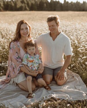 Natalie Krill Instagram - We are so in love with our daisy field photos from @innersolsticephotography 🤍🤍🤍
Kayla captured such sweet, fun and loving moments. 
Time flies by and our little Sami is growing so fast. We are so grateful to have these memories 🤍