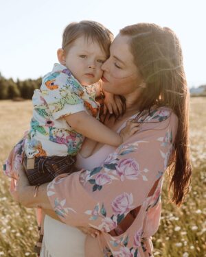 Natalie Krill Instagram - We are so in love with our daisy field photos from @innersolsticephotography 🤍🤍🤍
Kayla captured such sweet, fun and loving moments. 
Time flies by and our little Sami is growing so fast. We are so grateful to have these memories 🤍