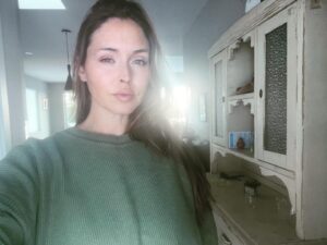 Natalie Krill Instagram - The “I just put makeup on to go to home hardware but then heard it’s so icy that people are sliding in the ditch so I’ll just stay home” selfie. 

#staysafeandsmoulder