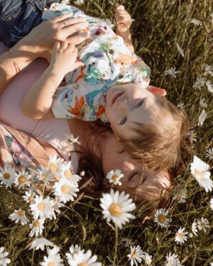 Natalie Krill Instagram - We are so in love with our daisy field photos from @innersolsticephotography 🤍🤍🤍
Kayla captured such sweet, fun and loving moments. 
Time flies by and our little Sami is growing so fast. We are so grateful to have these memories 🤍