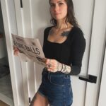 Natalie Cuomo Instagram - Just some light reading. Use code nc20 for 20% off free shipping at manscaped.com #manscaped #ad