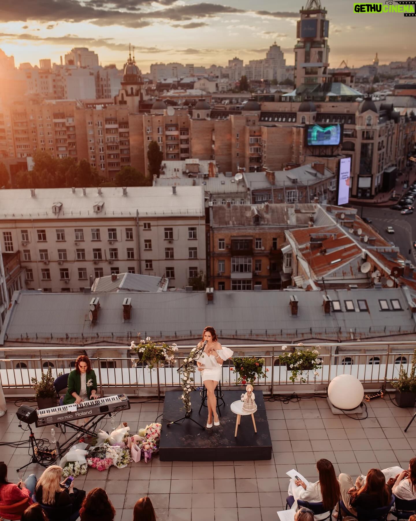 Nataliia Denysenko Instagram - Фото напамʼять про #наталкачиталка 31.05.24 🤍 Благодійні вечори, що сповнені магії слова , любові і вдячності 🙏🏻 дякую всім що були з нами 🙏🏻 Важко було обрати лише 10 фото , бо моя @natasha_sanina має особливий талант!!! (Всі фото можна знайти за посиланням в сторіс) Мій образ: Сукня @olyamak_official Макіяж і зачіска @skorykh.beauty 🤍
