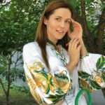 Nataliia Denysenko Instagram - В таке свято , в День Вишиванки, мені не вистачає навіть 10 фото в каруселі, щоб показати всі свої образи в вишитих сорочках 🤍 Одній з них 40 років , вона вишита моєю мамою власноруч , а бабуся зшивала сорочку 🥹🙏🏻 бережу її , як реліквію , і мрію передати далі своїй донечці або онучці… адже в ній стільки любові 🤍 Я, до речі, сьогодні вдягла вишиванку))) А ви? Скільки вишиванок хто має? Може є хтось, хто не має взагалі ?