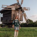 Nataliia Denysenko Instagram - В таке свято , в День Вишиванки, мені не вистачає навіть 10 фото в каруселі, щоб показати всі свої образи в вишитих сорочках 🤍 Одній з них 40 років , вона вишита моєю мамою власноруч , а бабуся зшивала сорочку 🥹🙏🏻 бережу її , як реліквію , і мрію передати далі своїй донечці або онучці… адже в ній стільки любові 🤍 Я, до речі, сьогодні вдягла вишиванку))) А ви? Скільки вишиванок хто має? Може є хтось, хто не має взагалі ?