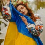 Nataliia Denysenko Instagram - В таке свято , в День Вишиванки, мені не вистачає навіть 10 фото в каруселі, щоб показати всі свої образи в вишитих сорочках 🤍 Одній з них 40 років , вона вишита моєю мамою власноруч , а бабуся зшивала сорочку 🥹🙏🏻 бережу її , як реліквію , і мрію передати далі своїй донечці або онучці… адже в ній стільки любові 🤍 Я, до речі, сьогодні вдягла вишиванку))) А ви? Скільки вишиванок хто має? Може є хтось, хто не має взагалі ?