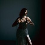 Nataliia Denysenko Instagram - Перли 🤍 від @lesya_yasnitska з минулої весни … Іноді, якісь фото здаються «не на часі», але навіть через рік вони виглядають в моїх очах, як витвір мистецтва !!! Щось є в цих світлинах містичне, правда ? Я навіть хотіла написати допис про те, що мистецтво і творчість у всі часи було саме тією енергією , яка допомагала вижити і ЖИТИ 🙏🏻 Але досить про це і одного речення 🤍 Бо зараз все менше людей читають ))))