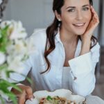 Nataliia Denysenko Instagram - Нарешті рецепт 🍝 який ви тепер зможете зберегти 👌🏻 Ця страва рятує мій статус «прекрасної хазяйки» 👌🏻😅 Навіть мої знайомі і колеги питають мене : як ти все встигаєш ??? Чесно ? Я не встигаю!!!))) Але є маленькі секрети життя , які допомагають 👌🏻 В сьогоднішньому випадку це правильна паста @pastelia.ua Містить 14% протеїнів , і зроблена з 100% твердих сортів пшениці ! Отже Рецепт : кидаємо в окріп варити пасту 7 хв Нарізаємо овочі і підсмажужмо з олією на пательні Розморожуємо креветки або мікс морепродуктів Щоб це було швидко - я заливаю їх гарячою водою (не окропом!!!) Лід швидко тане і можна потім одразу кидати їх на сковорідку 👌🏻 Смажимо 3-4 хв Спеції - на ваш смак Додаємо вершки (я беру бездактозні 10%) Додаємо сир (я купую але порібнениц пармезан) Готово 👌🏻 Смачного 🤍 Якщо збережете рецепт, не полінуйтеся подякувати в коментарях 😉