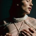 Nataliia Denysenko Instagram – Перли 🤍 від @lesya_yasnitska з минулої весни …
Іноді, якісь фото здаються «не на часі», але навіть через рік вони виглядають в моїх очах, як витвір мистецтва !!! 
Щось є в цих світлинах містичне, правда ? 
Я навіть хотіла написати допис про те, що мистецтво і творчість у всі часи було саме тією енергією , яка допомагала вижити і ЖИТИ 🙏🏻 
Але досить про це і одного речення 🤍
Бо зараз все менше людей читають ))))