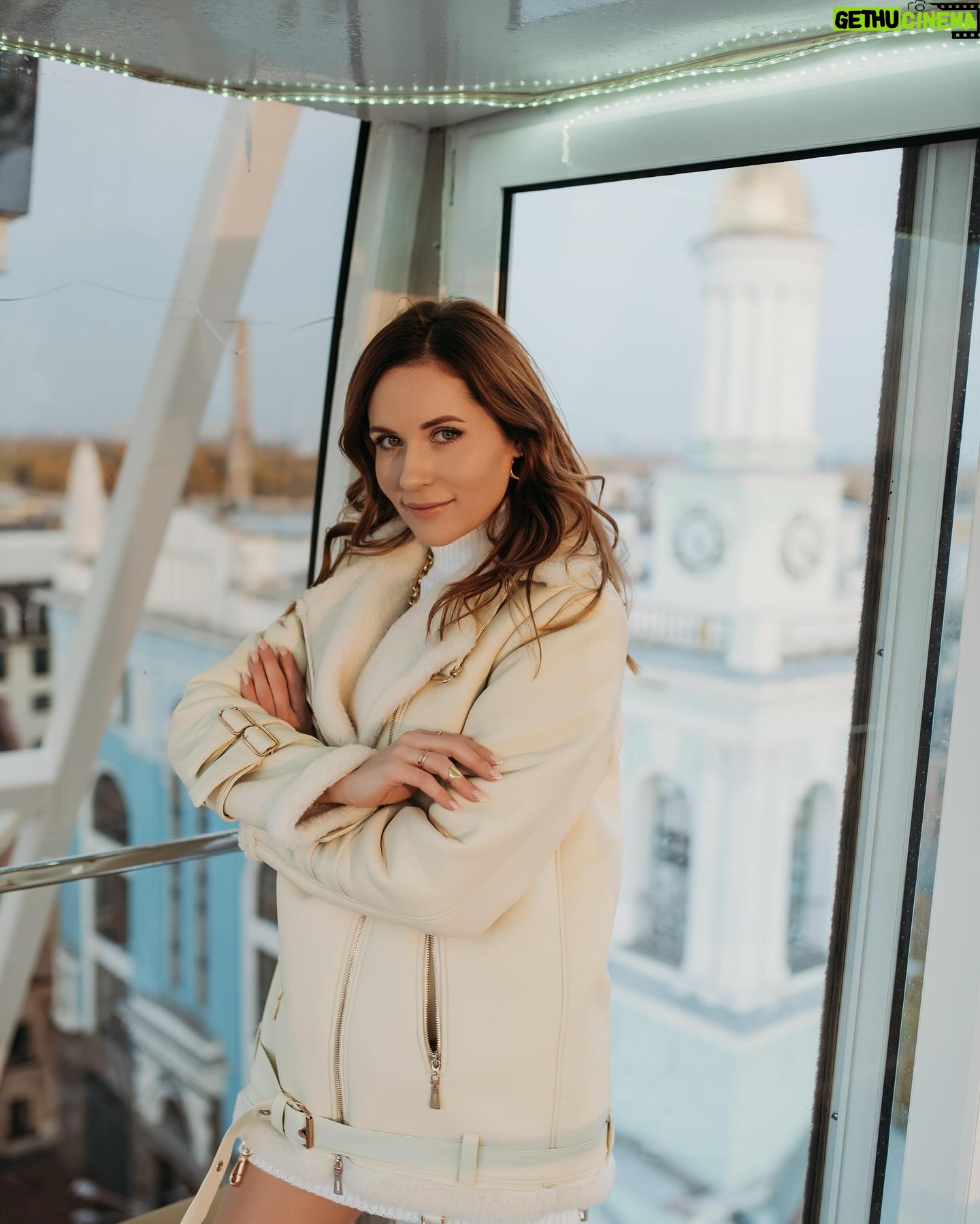 Nataliia Denysenko Instagram - Києве мій - це 🤍 Сьогодні день столиці України 🫶🏻 Оооообожнюю це місто !!! Мої найулюбленіші місця : Андріївський узвіз Поділ Набережна Дніпра Парк Наталка Київське море Напишіть які ваші ? 👇🏻