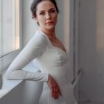 Nataliia Denysenko Instagram – 🤍 я мріяла стати балериною 
І коли в дитинстві я займалася балетом , виступаючи на концертах – мені здавалося що я -справжня зірка на сцені 💫 
я в це вірила і запалювала на повну !!! І мене, за мою артистичність, ставили в першу лінію, і танцювати «соло»!
Потім коли вже у зрілому віці я бачила фото як я танцюю – це було дуууже смішно )))) бо до прими-балерини мені було дууууже далеко 😅
Віра – дуже потужний інструмент !!! 
Вірити в себе = підтримувати себе 🙏🏻
Завтра я вирушаю робити дещо нове для себе,  і дуже боюся – вийде чи ні ? 
Але віра в те, що я можу зробити що завгодно , якщо я цього дуже хочу – перемагає ! 
Як казав мій викладач з акторської «follow you fear!» 🙏🏻

Фото @natasha_sanina 
Комбінезон @oda.ukraine