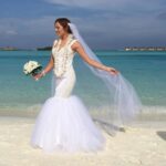 Nataliia Denysenko Instagram – Сьогодні у нас з @andreyfedinchik річниця весілля 🤵🏻‍♂️👰🏼‍♀️🤍
1.04.2017 року на Мальдівах 🏝️ми побралися 🤍
Лише він і я 🙏🏻 ніяких гостей, це було свято лише для нас двох , наше перше (і головне весілля))) 
Потім ще були декілька весіль з гостями/розписом, потім ще весілля на 4ту річницю … і мені хочеться ще 😅👌🏻 
Вважаю що образ нареченої мені дууууже личить, скажіть? 
7 років подружнього життя 🤍
Сьогодні і приємний день і не дуже , бо саме сьогодні я знов провела свого чоловіка у відрядження, заради перемоги і захисту нашої країни🙏🏻😔
Як же хочеться скоріше мирного неба , і такого просто щастя яке було 🫶🏻