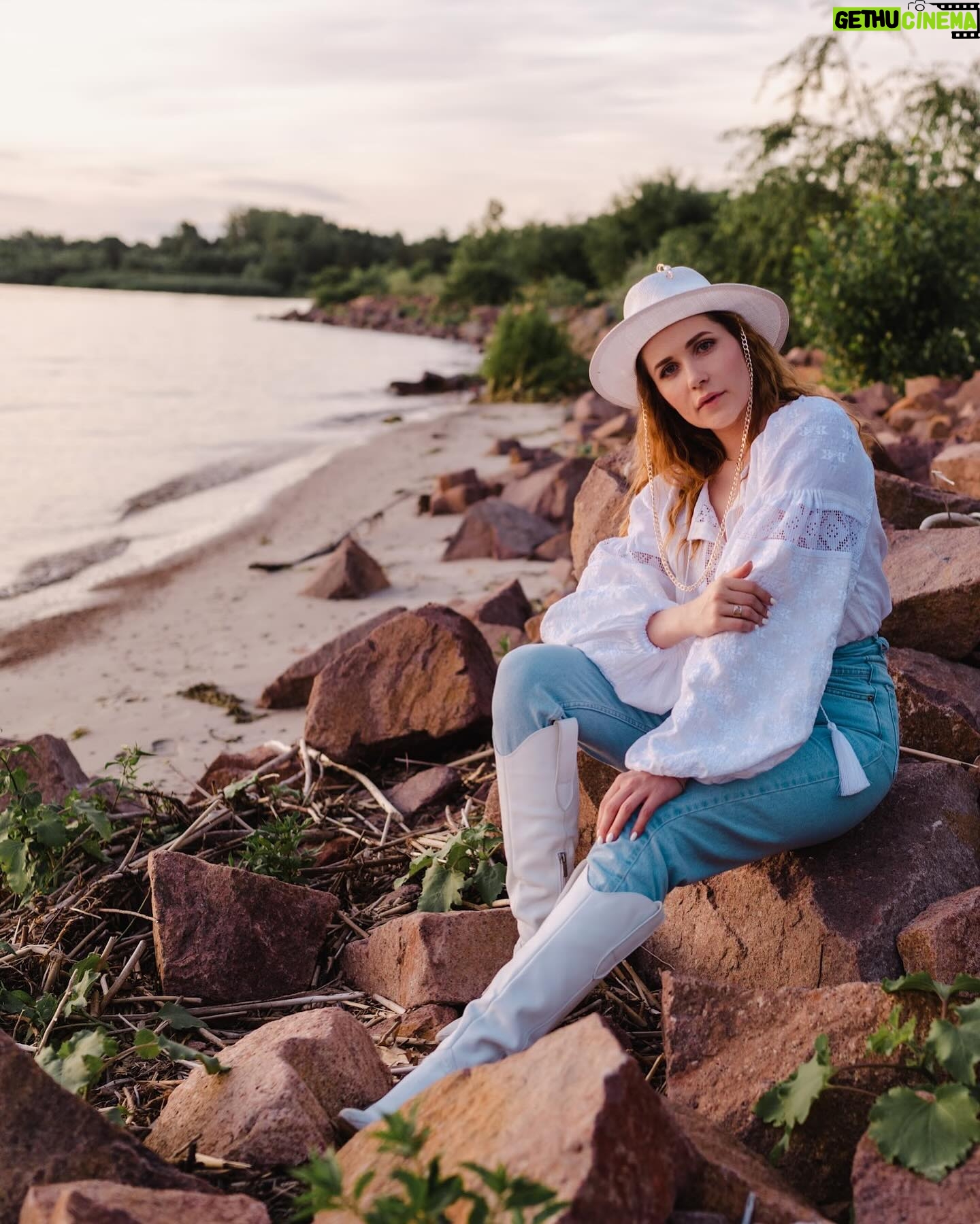 Nataliia Denysenko Instagram - Києве мій - це 🤍 Сьогодні день столиці України 🫶🏻 Оооообожнюю це місто !!! Мої найулюбленіші місця : Андріївський узвіз Поділ Набережна Дніпра Парк Наталка Київське море Напишіть які ваші ? 👇🏻