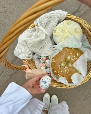 Nataliia Denysenko Instagram - Вітаю всіх з Великоднем 🤍
Мені пощастило бути сьогодні в колі сімʼї 🫶🏻 шкода що не в повному обсязі… дуже чекаємо тебе @andreyfedinchik 🙏🏻
Бажаю нам всім ІСТИННОЇ ЛЮБОВІ !!! Яка світиться з середини , яка нічого не потребує взамін, яка вміє прощати, і дає сили жити в радості 🤍
Христос Воскрес ✨