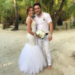 Nataliia Denysenko Instagram – Сьогодні у нас з @andreyfedinchik річниця весілля 🤵🏻‍♂️👰🏼‍♀️🤍
1.04.2017 року на Мальдівах 🏝️ми побралися 🤍
Лише він і я 🙏🏻 ніяких гостей, це було свято лише для нас двох , наше перше (і головне весілля))) 
Потім ще були декілька весіль з гостями/розписом, потім ще весілля на 4ту річницю … і мені хочеться ще 😅👌🏻 
Вважаю що образ нареченої мені дууууже личить, скажіть? 
7 років подружнього життя 🤍
Сьогодні і приємний день і не дуже , бо саме сьогодні я знов провела свого чоловіка у відрядження, заради перемоги і захисту нашої країни🙏🏻😔
Як же хочеться скоріше мирного неба , і такого просто щастя яке було 🫶🏻