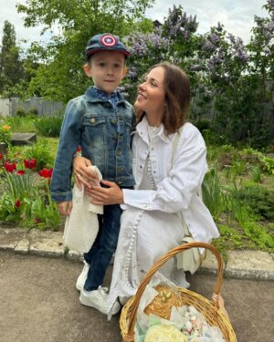 Nataliia Denysenko Instagram - Вітаю всіх з Великоднем 🤍
Мені пощастило бути сьогодні в колі сімʼї 🫶🏻 шкода що не в повному обсязі… дуже чекаємо тебе @andreyfedinchik 🙏🏻
Бажаю нам всім ІСТИННОЇ ЛЮБОВІ !!! Яка світиться з середини , яка нічого не потребує взамін, яка вміє прощати, і дає сили жити в радості 🤍
Христос Воскрес ✨