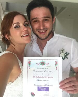 Nataliia Denysenko Instagram - Сьогодні у нас з @andreyfedinchik річниця весілля 🤵🏻‍♂️👰🏼‍♀️🤍
1.04.2017 року на Мальдівах 🏝️ми побралися 🤍
Лише він і я 🙏🏻 ніяких гостей, це було свято лише для нас двох , наше перше (і головне весілля))) 
Потім ще були декілька весіль з гостями/розписом, потім ще весілля на 4ту річницю … і мені хочеться ще 😅👌🏻 
Вважаю що образ нареченої мені дууууже личить, скажіть? 
7 років подружнього життя 🤍
Сьогодні і приємний день і не дуже , бо саме сьогодні я знов провела свого чоловіка у відрядження, заради перемоги і захисту нашої країни🙏🏻😔
Як же хочеться скоріше мирного неба , і такого просто щастя яке було 🫶🏻