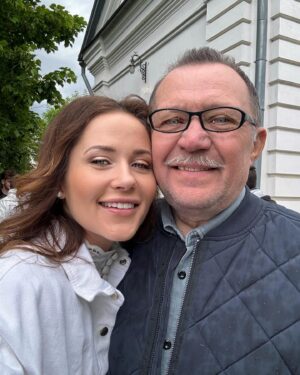 Nataliia Denysenko Instagram - Вітаю всіх з Великоднем 🤍
Мені пощастило бути сьогодні в колі сімʼї 🫶🏻 шкода що не в повному обсязі… дуже чекаємо тебе @andreyfedinchik 🙏🏻
Бажаю нам всім ІСТИННОЇ ЛЮБОВІ !!! Яка світиться з середини , яка нічого не потребує взамін, яка вміє прощати, і дає сили жити в радості 🤍
Христос Воскрес ✨