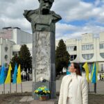 Nataliia Denysenko Instagram – 210 років Тарасу Шевченко 🤍
Сьогодні мені пощастило взяти участь у рекорді – найтривалішому декламуванні віршів Тараса Григоровича , за участі військових (4 години віршів і поем!!!) 
Приємне знайомство з незламною мером міста Бородянка , і неймовірним @ptashkin.music 👏🏻👏🏻👏🏻

На сцені я читала вірш «Мені однаково»
А який ваш улюблений вірш нашого іменинника Тараса?