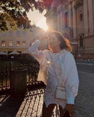 Nataliia Denysenko Instagram - Прага рандомна прогулянкова 🤍 
Вже вдруге в цьому місті , і, впевнена, не востаннє…
Дуже приємна енергія і атмосфера тут ✨
і таааке смачне пиво 🍻 
Наші люди в Празі - неймовірні !!! 
Дякую всім глядачам і тим хто підходив на вулицях 🤍🫶🏻