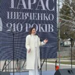 Nataliia Denysenko Instagram – 210 років Тарасу Шевченко 🤍
Сьогодні мені пощастило взяти участь у рекорді – найтривалішому декламуванні віршів Тараса Григоровича , за участі військових (4 години віршів і поем!!!) 
Приємне знайомство з незламною мером міста Бородянка , і неймовірним @ptashkin.music 👏🏻👏🏻👏🏻

На сцені я читала вірш «Мені однаково»
А який ваш улюблений вірш нашого іменинника Тараса?