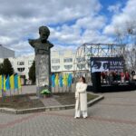 Nataliia Denysenko Instagram – 210 років Тарасу Шевченко 🤍
Сьогодні мені пощастило взяти участь у рекорді – найтривалішому декламуванні віршів Тараса Григоровича , за участі військових (4 години віршів і поем!!!) 
Приємне знайомство з незламною мером міста Бородянка , і неймовірним @ptashkin.music 👏🏻👏🏻👏🏻

На сцені я читала вірш «Мені однаково»
А який ваш улюблений вірш нашого іменинника Тараса?