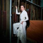 Nataliia Denysenko Instagram – День театру 🎭
Мало хто знає , але у 8му класі я мріяла бути саме театральної актрисою! Бо мене приваблювала сцена і оплески глядачав 👏🏻👏🏻👏🏻👏🏻 ні про яку популярність, славу або гроші я не думала взагалі! Я просто хотіла бути там , на сцені !!!)
Моє життя і професія склалося чарівним образом , хоч я і закінчила кіно факультет і ніколи не служила в театрі – сцена все одно є в моєму житті! І у нас взаємна любов 🫶🏻
Спосіб інснування актора в кіно/серіалі кардинально відрізняється від роботи на сцені – бо там є своя магія ✨
Зараз маю чудові роботи в антрепризних виставах «Основний інстинкт» де я граю таку смішну і трагічну прибиральницю Марі , та Бабу Палажку в «наші Кайдаші» – це взагалі роль моєї мрії !!! Бо тут мене не впізнають глядачі 😅👌🏻
Дякую театр що ти є в моєму житті!!! Люди , ходіть в театр!!! Любіть театр!!! Хай живе український театр!!!
Всіх причетних зі святом 🎉
Фото @eugene_vorontsov
Та @natasha_sanina