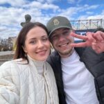 Nataliia Denysenko Instagram – 210 років Тарасу Шевченко 🤍
Сьогодні мені пощастило взяти участь у рекорді – найтривалішому декламуванні віршів Тараса Григоровича , за участі військових (4 години віршів і поем!!!) 
Приємне знайомство з незламною мером міста Бородянка , і неймовірним @ptashkin.music 👏🏻👏🏻👏🏻

На сцені я читала вірш «Мені однаково»
А який ваш улюблений вірш нашого іменинника Тараса?