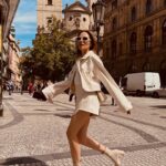 Nataliia Denysenko Instagram - Прага рандомна прогулянкова 🤍 Вже вдруге в цьому місті , і, впевнена, не востаннє… Дуже приємна енергія і атмосфера тут ✨ і таааке смачне пиво 🍻 Наші люди в Празі - неймовірні !!! Дякую всім глядачам і тим хто підходив на вулицях 🤍🫶🏻